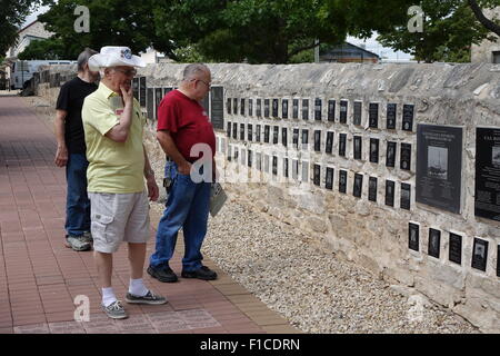 Houston, USA. 21. August 2015. Besucher sehen Bilder im Musée National des pazifischen Krieges in Fredericksburg, Texas, Vereinigte Staaten, am 21. August 2015. © Zhang Yongxing/Xinhua/Alamy Live-Nachrichten Stockfoto