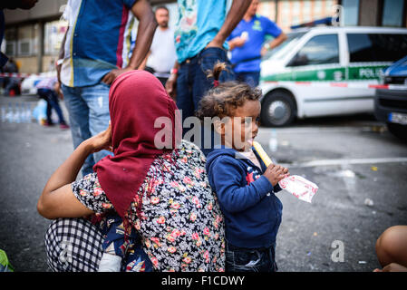 München, Deutschland. 1. Sep, 2015. Ein Mädchen, dessen Familie aus Bagdad, Irak, ein Eis am Hauptbahnhof in München, 1. September 2015 zu essen. Foto: NICOLAS ARMER/DPA/Alamy Live-Nachrichten Stockfoto