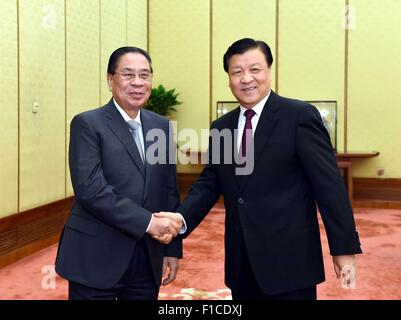 (150901)--Peking, 1. September 2015 (Xinhua)--Liu Yunshan (R), Mitglied des ständigen Ausschusses des Politbüros des Zentralkomitees der kommunistischen Partei von China (CPC), trifft sich mit Lao Präsident Choummaly Sayasone, der auch Generalsekretär der revolutionären Partei (LPRP) ZK, in Peking, Hauptstadt von China, 1. September 2015. Choummaly ist hier, um die Aktivitäten zum Gedenken an den 70. Jahrestag des Sieges von dem chinesischen Volk Krieg des Widerstands gegen die japanische Aggression und den antifaschistischen Krieg teilzunehmen. (Xinhua/Rao Aimin) (Mt) Stockfoto