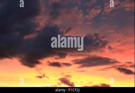 kommenden Regenwolken am Himmel Nachleuchten Stockfoto