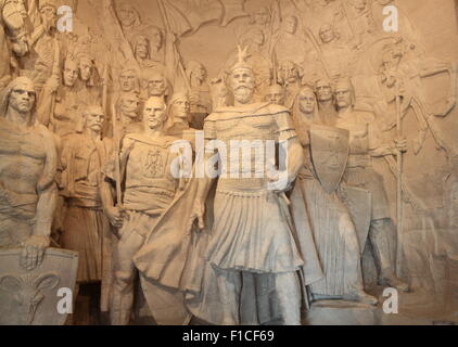 "Liga von Lezhë" Skulptur mit Skanderbeg in Zentrum, Skanderbeg Nationalmuseum, Kruja Schloss, Kruja, Albanien, Balkan, Europa Stockfoto