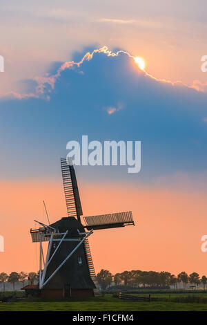 Windmühle Koningslaagte in Zuidwolde, etwas außerhalb von Groningen, Niederlande. Stockfoto