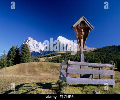 Friedhofsmauer, Seis am Schlern, Alpe di Siusi, Südtirol, Italien Stockfoto