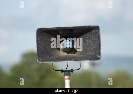 PA Hörner Lautsprecher Druckkammerlautsprecher öffentliche Adresse System Stimme Event-sound-Lautsprecher Ansager Ankündigung Ankündigungen im freien mov Stockfoto