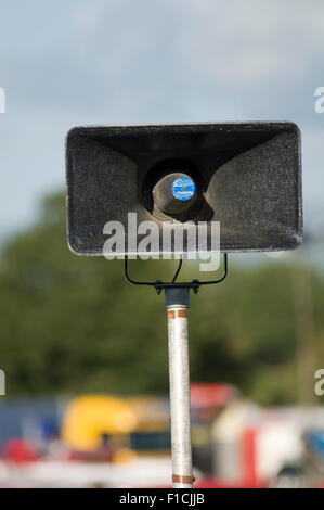 PA Hörner Lautsprecher Druckkammerlautsprecher öffentliche Adresse System Stimme Event-sound-Lautsprecher Ansager Ankündigung Ankündigungen im freien mov Stockfoto