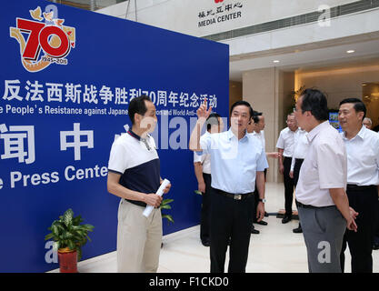 (150901)--Peking, 1. September 2015 (Xinhua)--Liu Qibao, Leiter der Abteilung Öffentlichkeitsarbeit des Zentralkomitees der kommunistischen Partei von China (CPC), prüft das Presse-Center für die Veranstaltungen zum Gedenken an den 70. Jahrestag des Sieges von dem chinesischen Volk Krieg des Widerstands gegen die japanische Aggression und anti-faschistische Weltkrieg in Peking, Hauptstadt von China, 1. September 2015. (Xinhua/Pang Xinglei) (Mt) Stockfoto