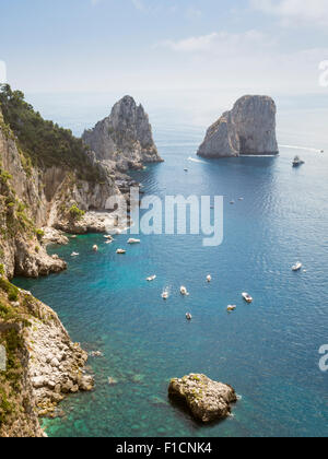 Blick auf die Faraglioni-Felsen vor der Küste der Insel Capri Stockfoto