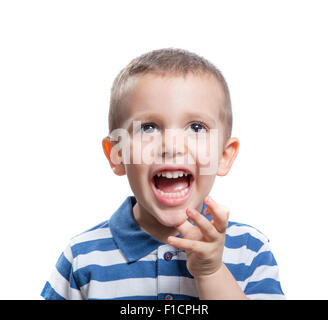 Porträt von kreischenden schönen kleinen Jungen isoliert auf weißem Hintergrund Stockfoto