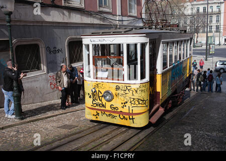 Portugal, Lissabon, Gloria Funicular - Aufzug Elevador da Gloria Fahrzeug, beliebte Touristenattraktion in der Innenstadt Stockfoto