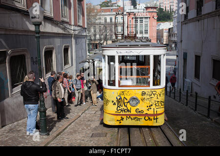 Portugal, Lissabon, Leute in der Schlange Gloria Funicular - Aufzug Elevador da Gloria Stockfoto