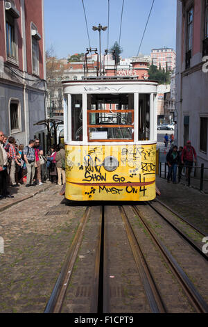 Portugal, Lissabon, Menschen in Einklang zu Gloria Standseilbahn - Elevador da Gloria Aufzug Fahrzeug warten Stockfoto