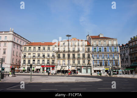 Portugal, Lissabon, Praça Dos Restauradores Mehrfamilienhäuser und Street in der Innenstadt Stockfoto