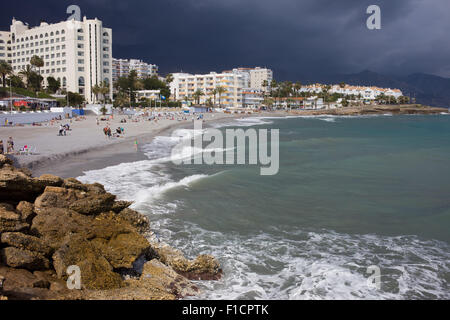 Costa Del Sol Strand Resort Stadt Nerja am Mittelmeer in Südspanien, stürmischen Himmel Stockfoto