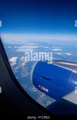 Luftaufnahme über Deutschland aus BA Airbus 320 Fenster mit Motor und Teil des Flügels. Stockfoto