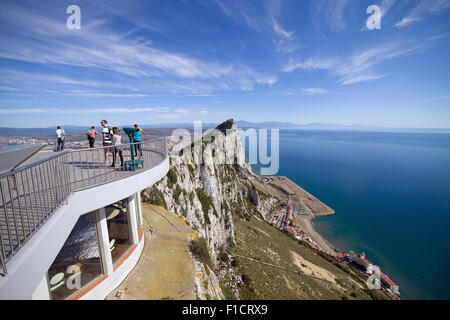 Sicht auf den Felsen von Gibraltar mit Restaurant unten, Mittelmeer auf der rechten Seite. Stockfoto