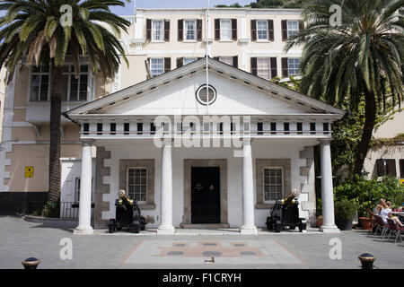 Kloster-Wachhaus in Gibraltar, gegenüber die offizielle Residenz des Gouverneurs von Gribraltar Stockfoto