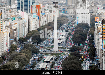 Luftaufnahme von dem Obelisco (Obelisk) und der Innenstadt 9 de Julio Avenue Buenos Aires, Argentinien. Aufgenommen am august 2015 Stockfoto