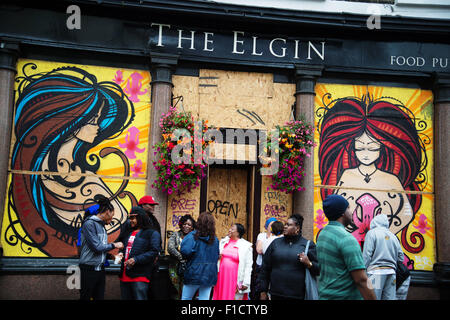 Notting Hill Carnival 2015. Mit Brettern vernagelt Elgin Pub mit niedergeschossen Stockfoto