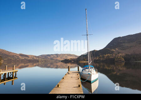 Yacht festgemacht an einem Steg am See Ullswater, Platz fiel auf rechten Seite, Glenridding, Lake District, Cumbria, England Stockfoto