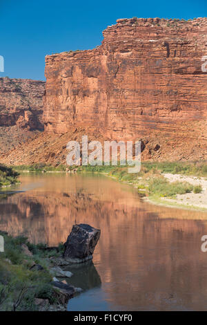 Red Rock Canyon des Colorado River entlang malerischen Highway 128 nördlich von Moab Utah Stockfoto