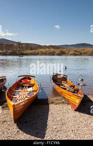 Ruderboote zu mieten, Lake Derwentwater, Keswick, Lake District, Cumbria, England Stockfoto