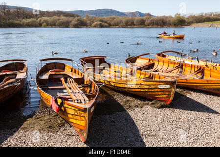 Ruderboote zu mieten, Lake Derwentwater, Keswick, Lake District, Cumbria, England Stockfoto