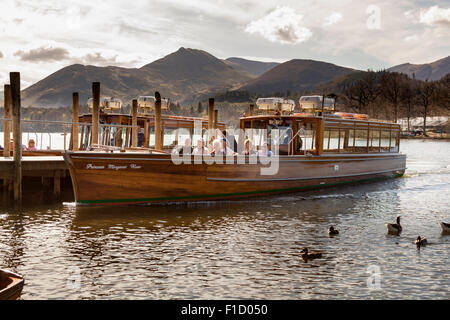 Touristen auf dem Boot Princess Margaret Rose Lake Derwentwater, Keswick, Lake District, Cumbria, England Stockfoto