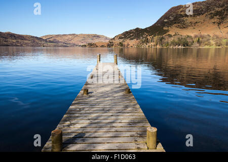 Steg am See Ullswater, und Platz fiel auf Recht, Glenridding, Lake District, Cumbria, England Stockfoto