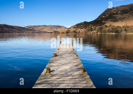 Steg am See Ullswater, und Platz fiel auf Recht, Glenridding, Lake District, Cumbria, England Stockfoto