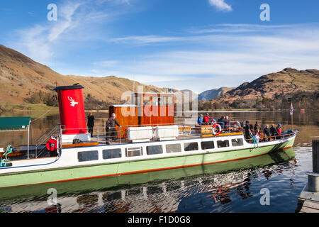 Ein Ullswater-Dampfer, Ankunft am Glenridding Pier, Lake Ullswater, Glenridding, Lake District, Cumbria, England Stockfoto