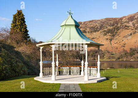 Pavillon, Lake Ullswater und Ort fiel vom Inn On The Lake Hotel Garden, Glenridding, Lake District, Cumbria, England Stockfoto