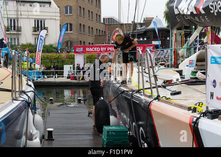 Die Clipper-Crew der LMAX Exchange gesponsert Yacht in St Katharine Docks zu Beginn des Rennens Clipper 2015-6. Stockfoto