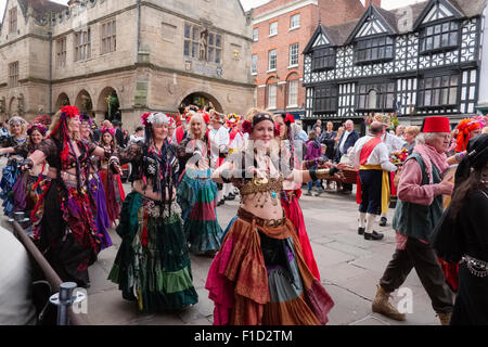 Bauchtänzerinnen von Severn Schwestern Tribal führen auf dem Platz während Volksfest Shrewsbury, Shropshire, England. Stockfoto