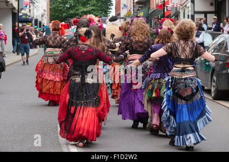 Bauchtänzerinnen von Severn Schwestern Tribal im Morris Dance parade während Volksfest Shrewsbury, Shropshire, England Stockfoto