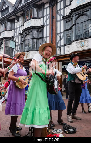 Musiker aus Shrewsbury Morris führen auf Pride Hill während Volksfest Shrewsbury, Shropshire, England. Stockfoto