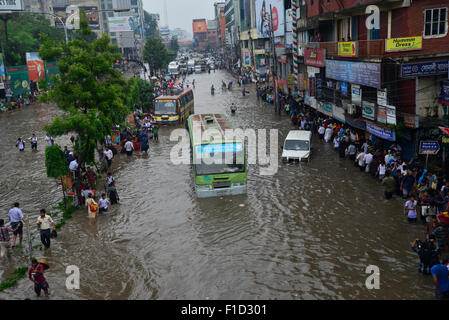Dhaka, Bangladesch. 1. September 2015. Fahrzeuge versuchen Fahrt durch die überfluteten Straßen Dhaka in Bangladesch. Am 1. September 2015 verursacht schweren Monsun-Regen, extremen Hochwasserereignissen in den meisten Bereichen der Stadt Dhaka, Bangladesh. Straßen waren die Reise langsam und schädlichen untergetaucht. Bildnachweis: Mamunur Rashid/Alamy Live-Nachrichten Stockfoto