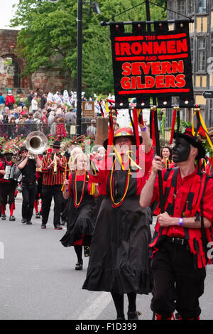 Der Ironman und Severn Vergolder nehmen an dem Morris Dance Prozession während Volksfest Shrewsbury, Shropshire, England. Stockfoto