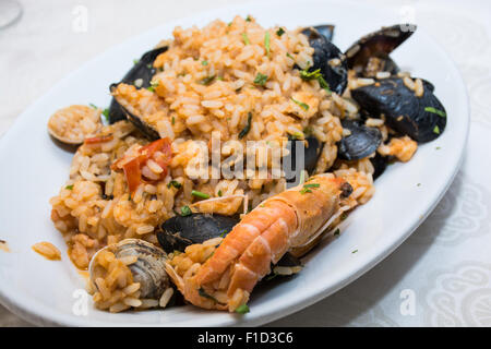 Ein Gericht Meeresfrüchte Reis pics, mit Muscheln, Muscheln, Garnelen, Muscheln, bereit zu essen, in einer Tabelle zu verbreiten. Stockfoto