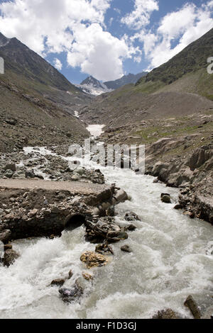 Indien, Jammu & Kaschmir, Berg Schmelzwasserbach vom Gumri Gletscher Dras Fluss beitreten Stockfoto