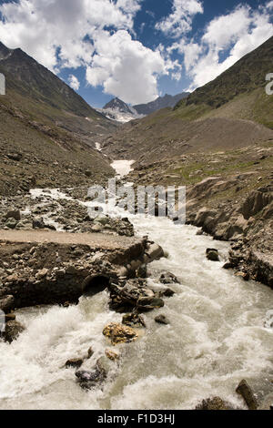 Indien, Jammu & Kaschmir, Berg Schmelzwasserbach vom Gumri Gletscher Dras Fluss beitreten Stockfoto