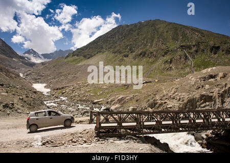 Indien, Jammu & Kaschmir, Srinagar zu Leh Highway, Kleinwagen, Gumri Gletscher Mountain Stream Schmelzwasser Bailey-Brücke überqueren Stockfoto