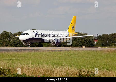 Airbus A320-200-Flugzeug im Besitz von Monarch am Flughafen Leeds Bradford. Stockfoto