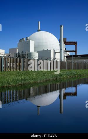 Brokdorf Atomkraftwerk, Schleswig-Holstein, Deutschland. Die weiße Kuppel enthält eine unter Druck Wasser Reaktor (PWR). Stockfoto