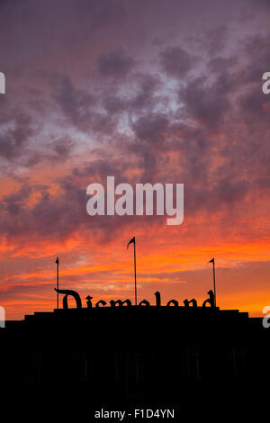 Dismaland Zeichen unter flammenden Sonnenuntergang, Weston-super-Mare Stockfoto