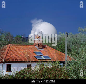 Sonnenkollektoren für die Warmwasserbereitung auf einem Hausdach neben Kernkraftwerk Sizewell B, Suffolk. Stockfoto