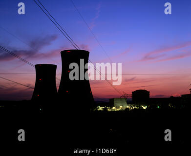 Twilight und die Kühltürme von Three Mile Island Nuclear Power plant Unit 2, geschlossen seit 1979 nach einem Brand im Reaktor. Stockfoto