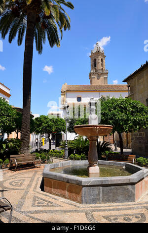 Plaza San Andres mit Kirche von Str. Andrew (Iglesia de San Andrés) im Hintergrund, Córdoba, Andalusien, Spanien Stockfoto