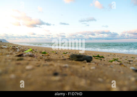 Gemahlener Perspektive an einem Strand in Porto Recanati, Italien, bei Sonnenuntergang Stockfoto