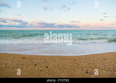 Strand in Porto Recanati, Italien, bei Sonnenuntergang Stockfoto