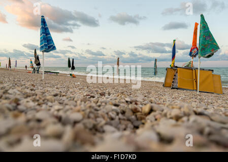 Fuß an einem einsamen Strand in Porto Recanati, Italien Stockfoto